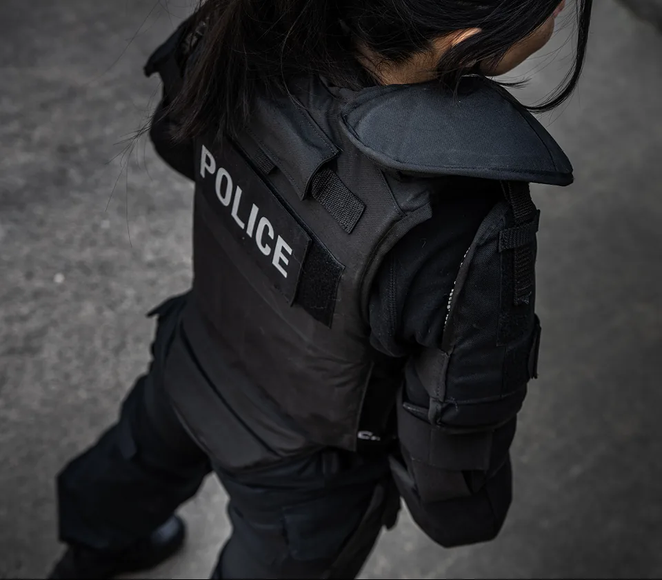Politibetjent i kroppsvern sett bakfra